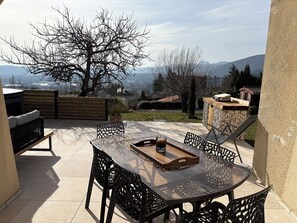 Outdoor dining - House with Private Jacuzzi & Garden – Sleeps 5 (Enval)