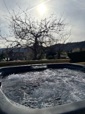 Bañera de hidromasaje al aire libre
