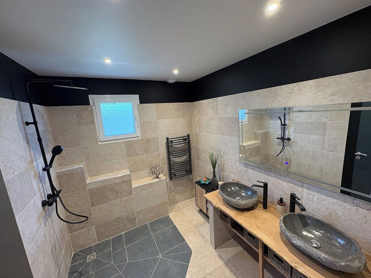 Shower, jetted bath, hair dryer