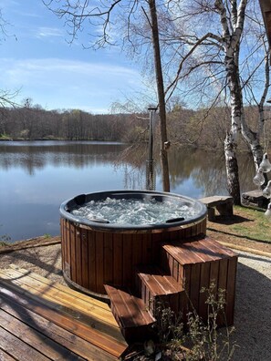 Outdoor spa tub - Cottage with sauna & Nordic bath—view of the pond (Loubeyrat)