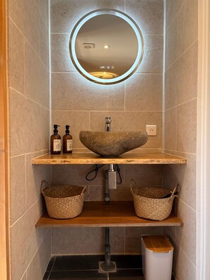 Bathroom - Cottage with sauna & Nordic bath—view of the pond (Loubeyrat)