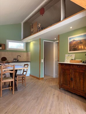 Dining - Cottage with sauna & Nordic bath—view of the pond (Loubeyrat)