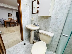 Toallas, jabón, papel de baño 