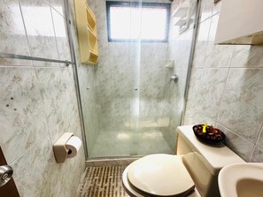 Toallas, jabón, papel de baño 
