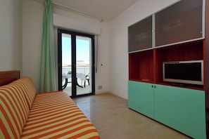 Apartemen, 1 kamar tidur, balkon | Ruang keluarga