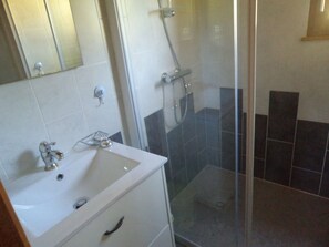 Shower, hair dryer, towels, toilet paper - Detached chalet in Barbey-Seroux, sleeps 4.  A quiet and relaxing place. (Barbey-Seroux)