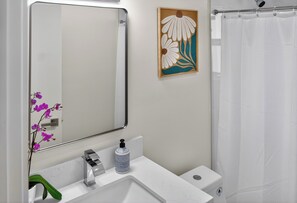 Shower, hair dryer, towels, soap - New Miami Family House 3BD/2BTH 5 Beds, 6 Guests (Cutler Bay)