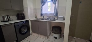 Private kitchen - Serene Haven - Peaceful, Secure & Conviniently located apartment (Sandton)