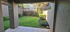 Property grounds - Serene Haven - Peaceful, Secure & Conviniently located apartment (Sandton)