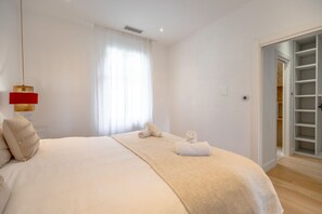 2 bedrooms, WiFi, bed sheets - Contemporary apartment with sea view - Private parking & Private boat (Sainte-Maxime)