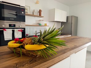 Wasserkocher mit Kaffee-/Teezubehör, Kühlschrank, Mikrowelle, Ofen