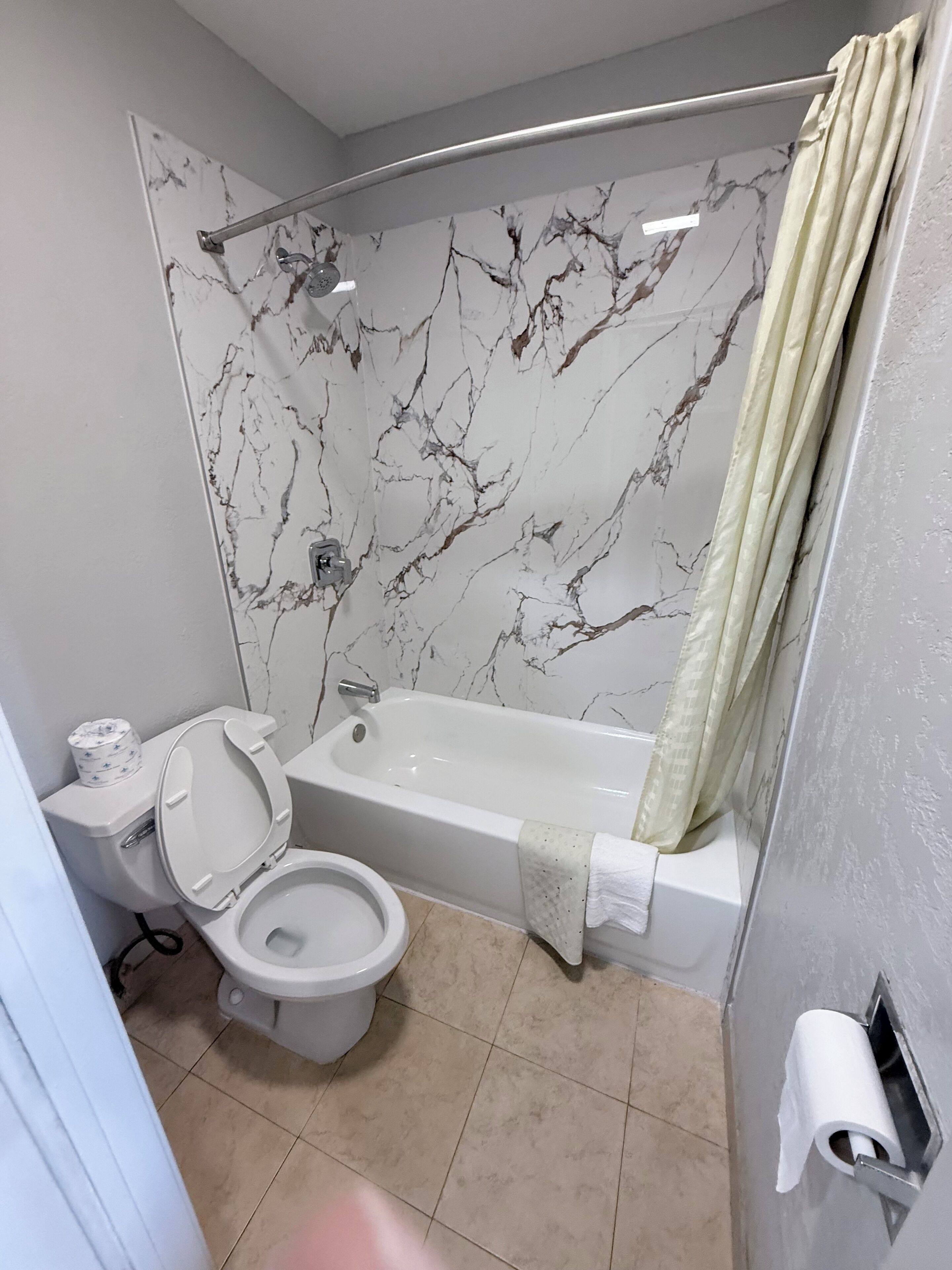 Habitación doble, 2 camas Queen size, para no fumadores | Baño | Tina, toallas, jabón, shampoo 