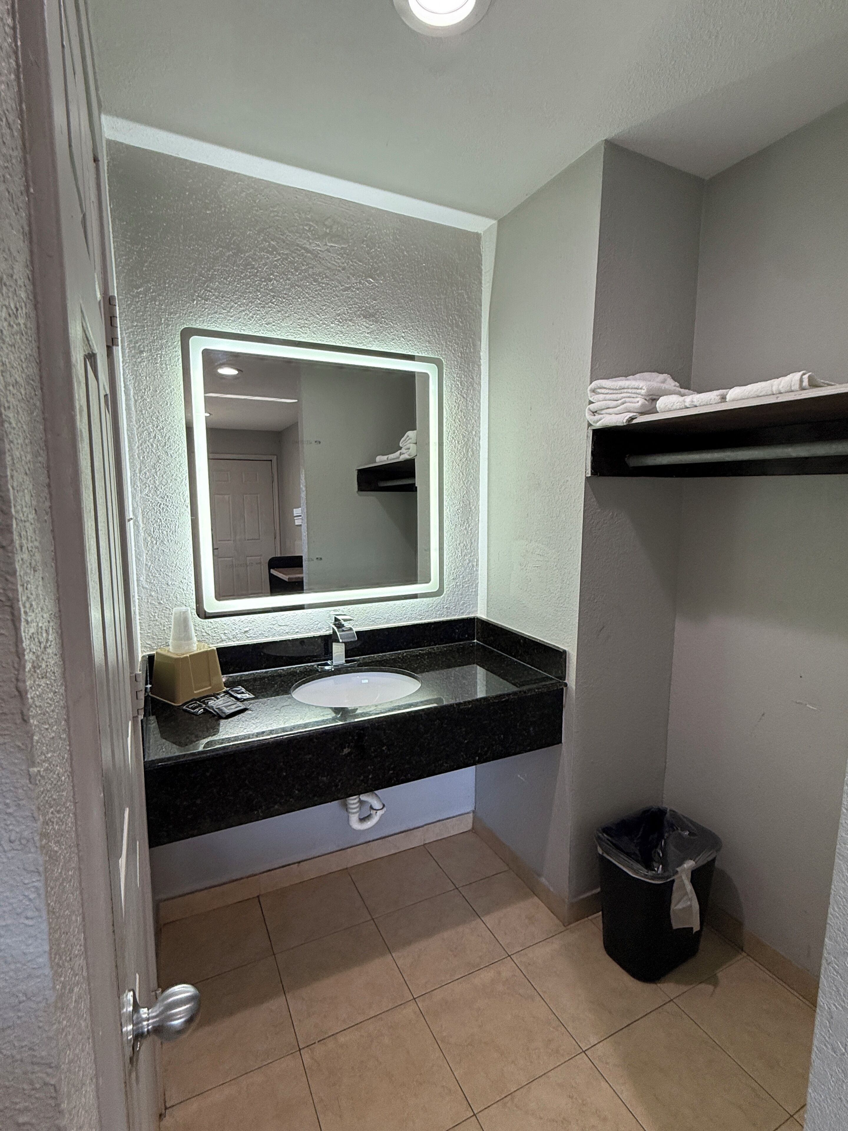 Double Room, 2 Queen Beds, Non Smoking | Bathroom