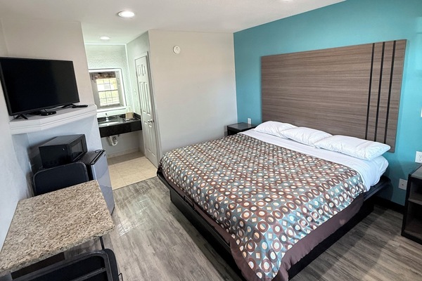 Single Room, 1 King Bed, Non Smoking | Desk, laptop workspace, free WiFi