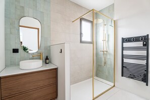 Shower, hair dryer, towels, soap - Modern house with sea view (Ceyreste)