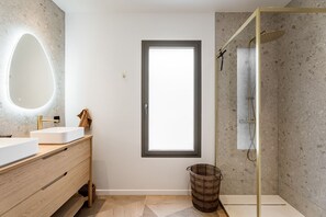 Dusche, Haartrockner, Handtücher, Seife