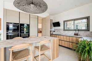 Private kitchen - Modern house with sea view (Ceyreste)