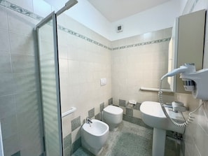 A bathroom with a bidet, toilet, and sink. - Functional Flat Just 50mt From the Beach (Lignano Sabbiadoro)