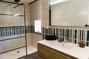Chuveiro, secador de cabelo, toalhas de banho 
