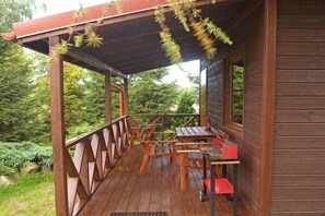 Outdoor dining - Holiday home with fireplace and large terrace (Kopalino)