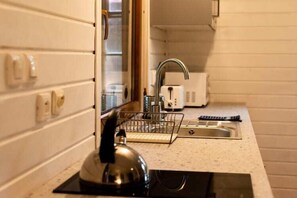 Frigorífico, microondas, placa de cocina y cafetera o tetera
