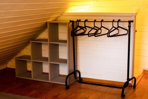 A room with a built-in shelving unit and a coat rack. - Holiday home with a fireplace and a large terrace (Kopalino)
