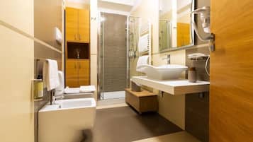 Chambre Triple Confort, balcon, vue ville | Salle de bain