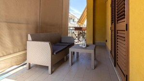 A balcony with a wicker sofa, a small table, and a lantern. - KANISA MARI E MONTI (Cinisi)
