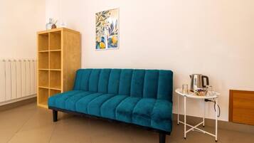 Comfort Triple Room, Balcony, City View | Ruang tamu