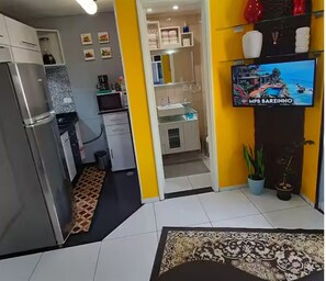 Refrigerador, microondas, parrilla de estufa y cafetera y tetera 