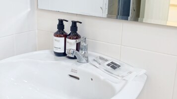 Ducha, secador de pelo, toallas, jabón