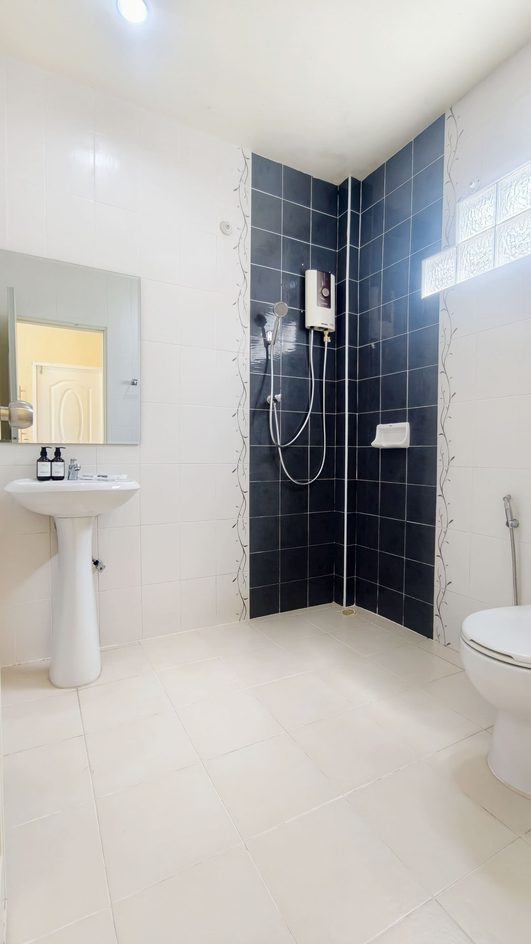 Standard Double Room, Balcony, Garden View | Bathroom