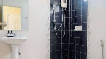 Standard Double Room, Balcony, Garden View | Bathroom