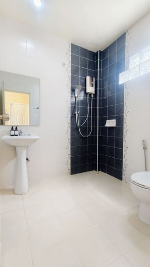 Standard Double Room, Balcony, Garden View | Bathroom