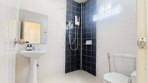 Kamar Double Standar, balkon, pemandangan kebun | Kamar mandi