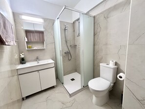 Shower, hair dryer, towels - STAY Finikoudes Nest 1 (Larnaca)