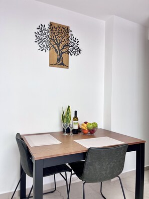Dining - STAY Finikoudes Nest 2 (Larnaca)