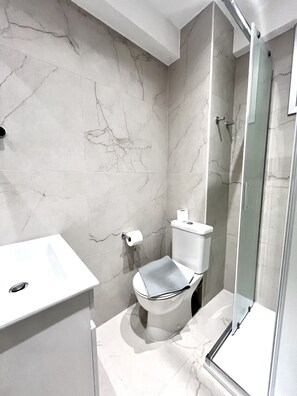 Shower, hair dryer, towels - STAY Finikoudes Nest 2 (Larnaca)