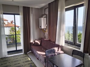 Familiesuite - balkon - havudsigt | Opholdsområde