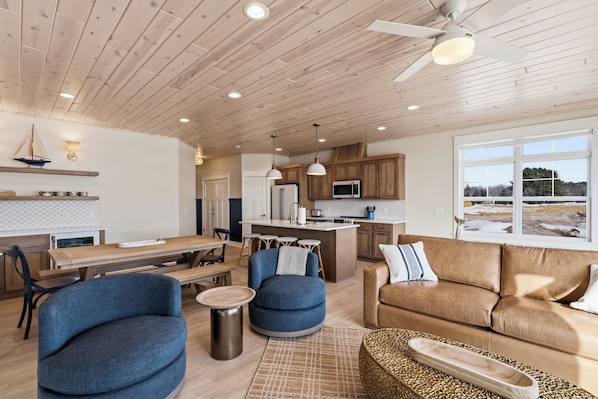 Living area - Lakeview 3-Unit Coastal Haven Sleeps 12 (Garisson)