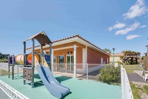 Children’s area - Studio Mezzanine avec Accès Piscine Extérieure (Colombiers)