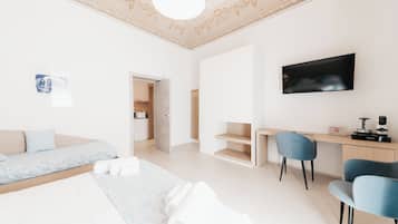 Suite â superior, byutsikt | SengetĂžy av topp kvalitet, dundyner, minibar og safe pĂ„ rommet