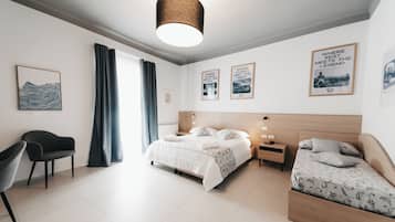 Suite â deluxe, balkong, byutsikt | SengetĂžy av topp kvalitet, dundyner, minibar og safe pĂ„ rommet