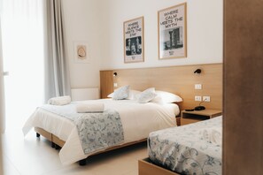 Ropa de cama de alta calidad, cubrecamas y minibar 