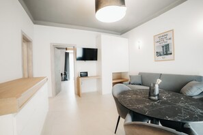 Ropa de cama de alta calidad, cubrecamas y minibar 