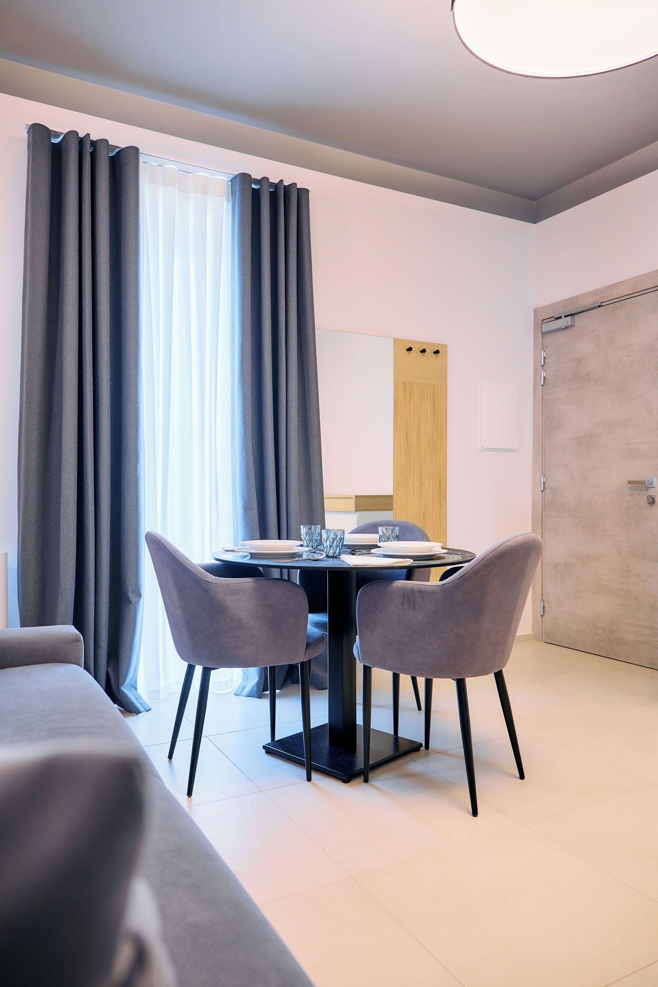 Suíte luxo, sacada, vista para a cidade | Área de estar