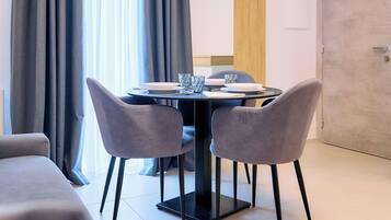 Suíte luxo, sacada, vista para a cidade | Área de estar