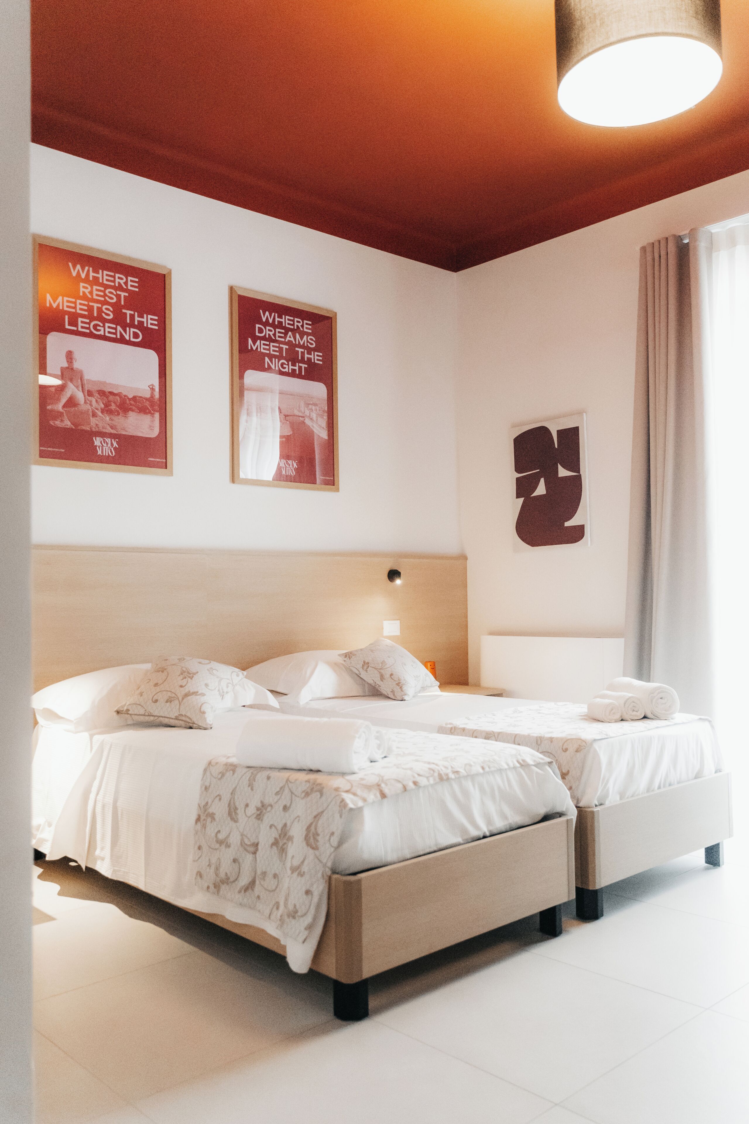 Ropa de cama de alta calidad, cubrecamas y minibar 