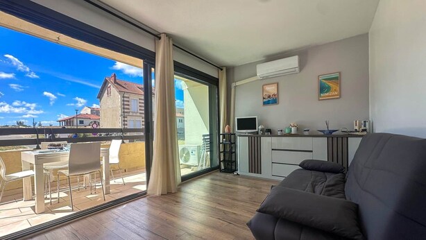 A modern apartment with a balcony, a dining area, a kitchen, and a living room. - Seafoam - T1 BIS near the ocean (Mimizan)