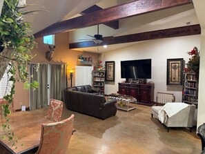 Living area - Spacious 3-bedroom townhome in serene Odessa with AC (Odessa)